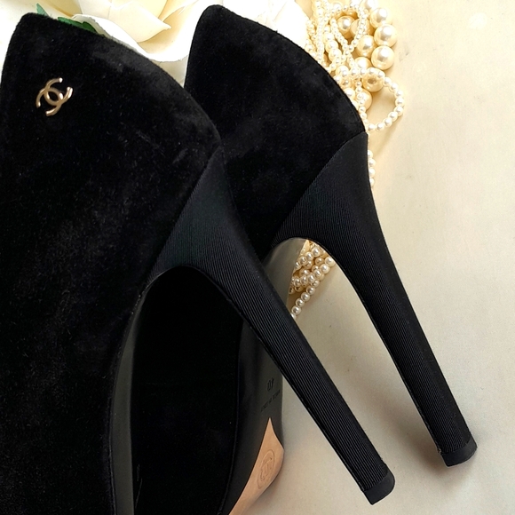 Authentic CHANEL Stunning Suede Gold CC Heels! - Picture 5 of 11